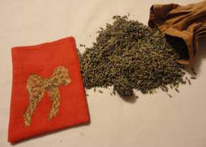 Potpourri – voňavý dáreček - jsou namíchané vonné bylinky v ručně ušitém sáčku ozdobeném 