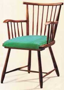 dřevěná židle s čalouněným sedákem