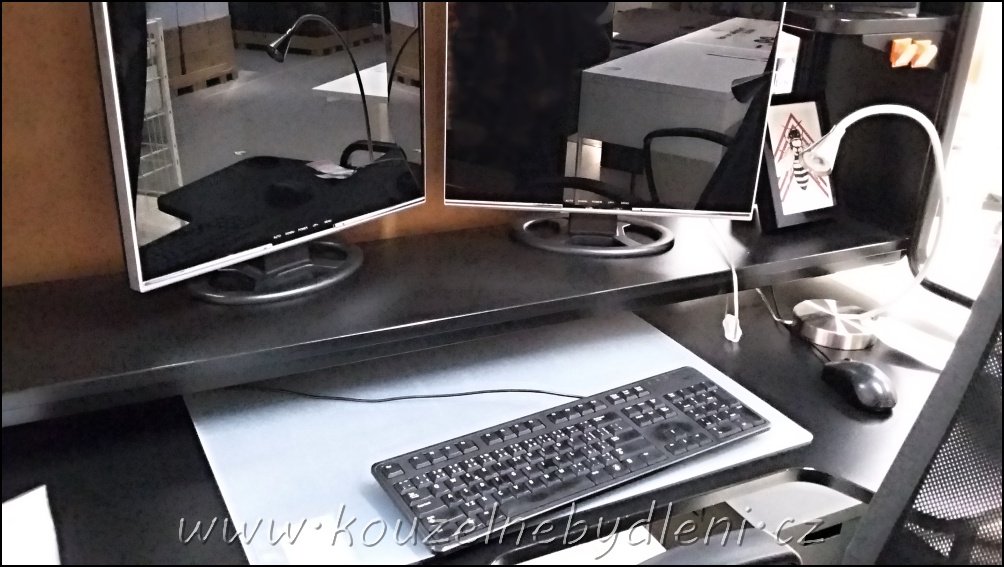 počítač se dvěma monitory