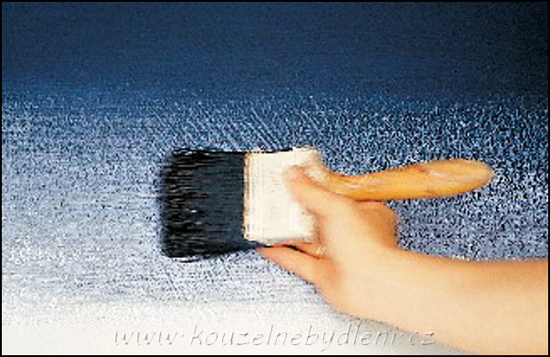 Dekorační malování - stírání modrou a bílou barvou 