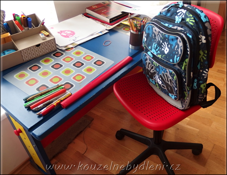 nastavitelný pracovní stůl pro školáka